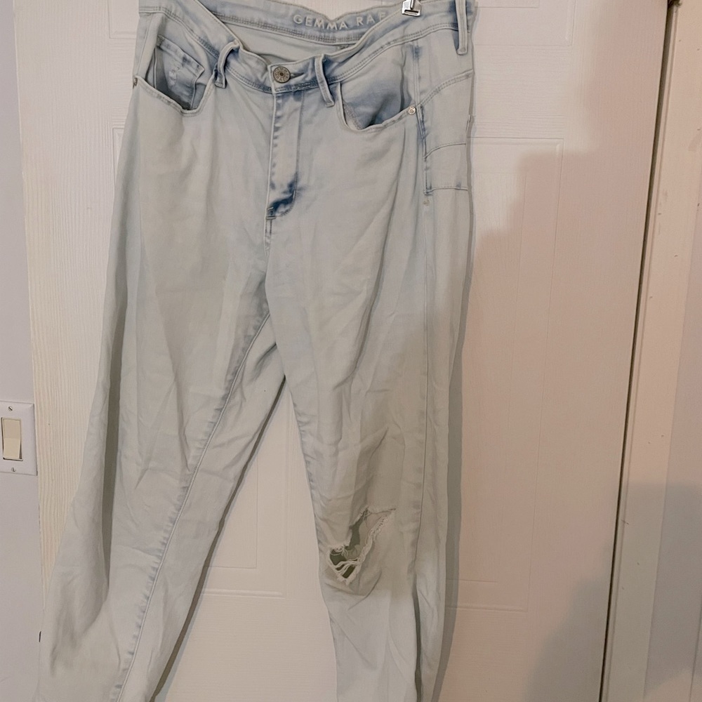 Soft and acid washed look stretch jeans!